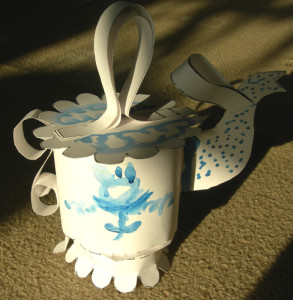 Чайник и чашка из бумаги (детское творчество).