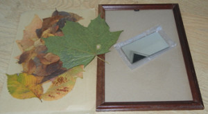 Осенняя картина из листиков и зеркала.