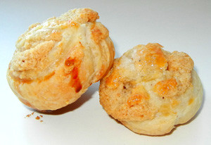 Открытые булочки из слоеного теста с самодельной арахисовой пастой.