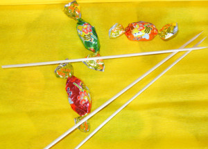 Крокусы с конфетами из гофрированной бумаги.