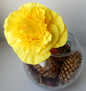 Цветок из креповой бумаги с конфеткой